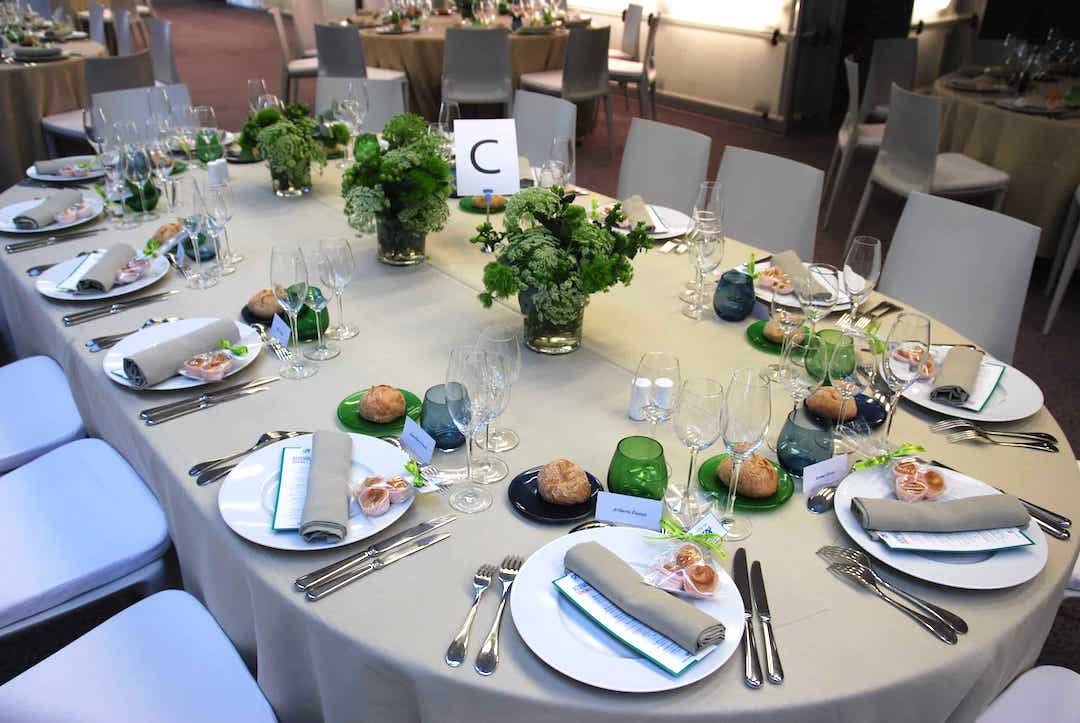 décoration table séminaire evenementiel dejeuner assis